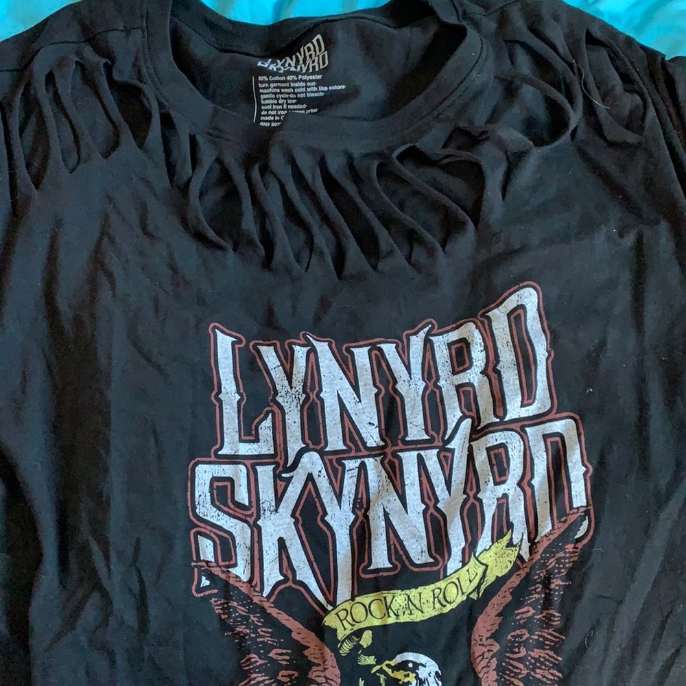 TORRID RIPPED SCREEN PRINT TEE SIZE 1